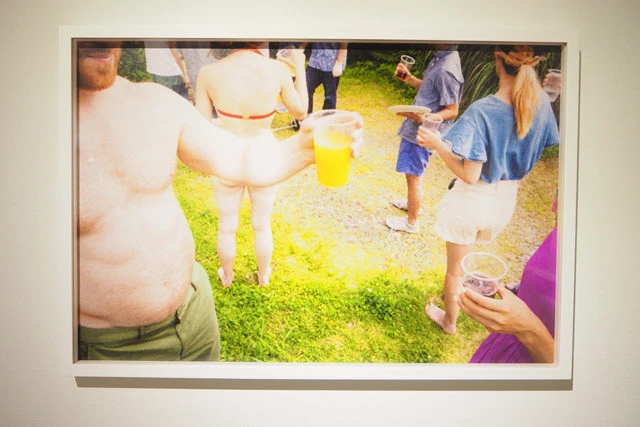 ギャラリースペースには写真家の梅川良満氏が撮影した『＃ｓｏｒａｍｅ（そらめ）』写真の展示も。「エロくないのにエロく見える」というのがコンセプト