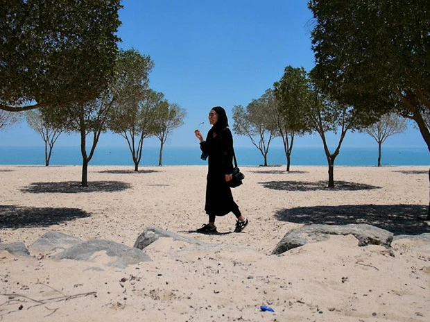 クウェートの浜辺を歩く旅人