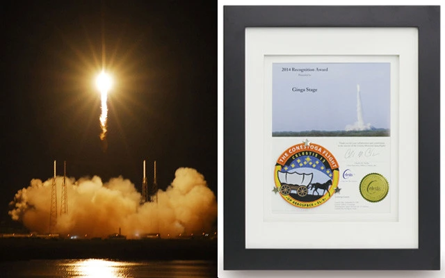 遺骨を載せたロケットが発射された様子(左)。プランによって月、宇宙の果てなど到達点は異なる。打ち上げ証明書(右)ももらえる