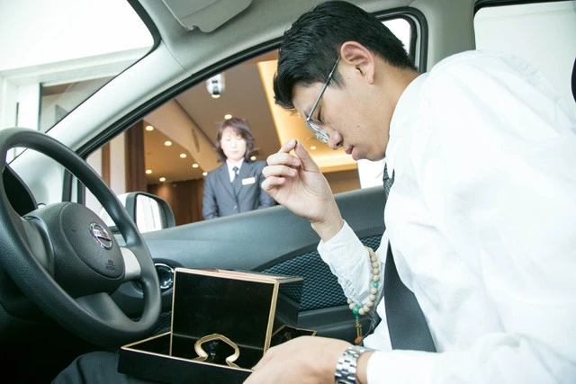 「ドライブスルー型葬儀場」。車で受付に行き、タブレットに電話番号を入力。焼香キットを受け取り、車内で焼香を上げる。この焼香キットを車内で回せば、同乗者全員が焼香を上げることができる。焼香用の香炉は電気式だが、煙も立つ