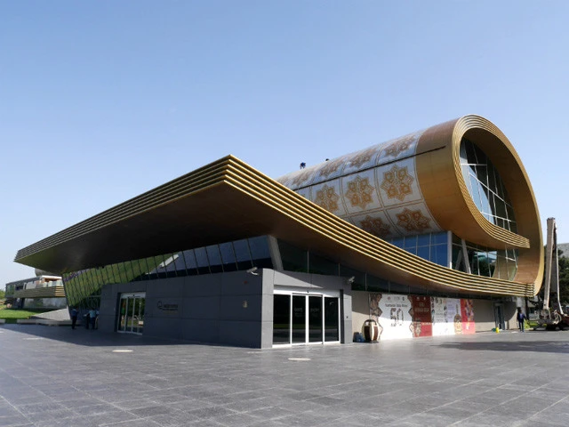 カーペットミュージアム外観。オーストリア人建築家フランツ・ヤンツ氏のデザイン