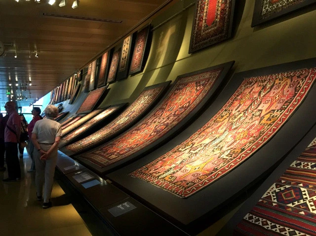 館内には多彩なカーペットが展示されている