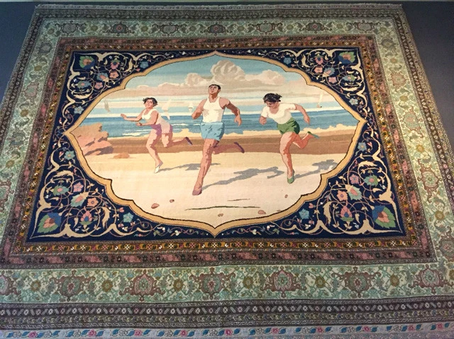 砂浜を走る人たちが描かれた斬新なデザイン