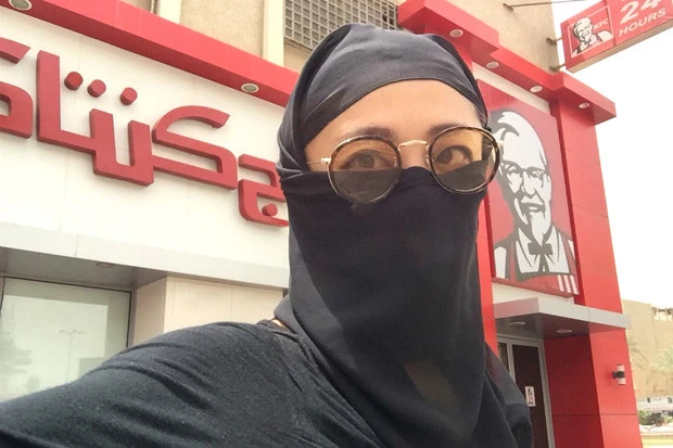 バーレーンのKFCでセルフィー!アラビア語で書かれた店名が新鮮!