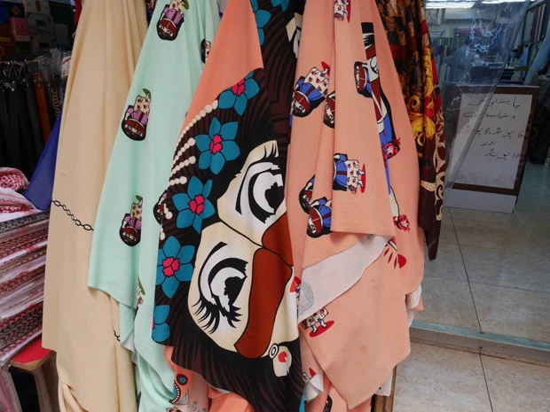 少女漫画風に描かれたムスリムガールの生地