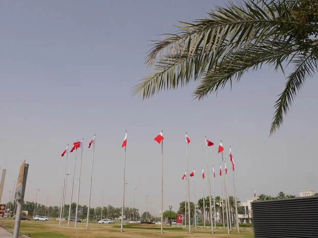 バーレーン国旗。赤は祖国のために流された尊い血、白は平和を表している