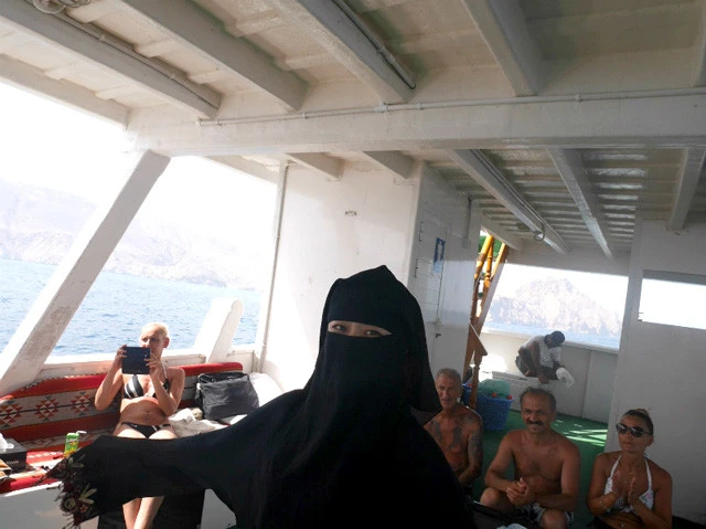 やっと本物のアバヤを着たと思ったが、思ったよりも黒子感が強い