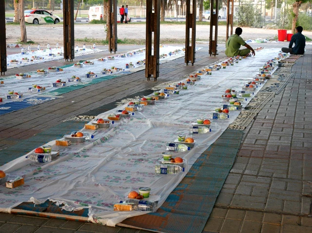 空港前のモスクではイフタールの準備がされていた