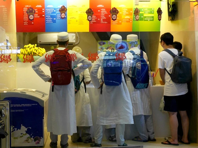 塾帰りのドバイキッズがラッシーを買い食いしているところに遭遇