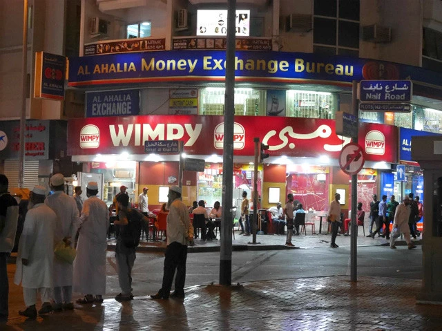 すっかり夜になってしまったデイラ地区を徘徊