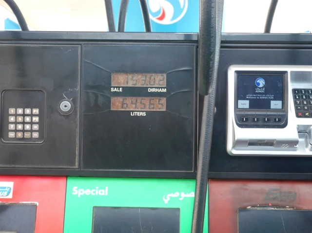 ドバイのガソリンスタンドで給油。日本の半額くらい?