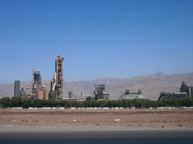 世界の車窓から。ドバイからオマーンへの道。あれは工場?