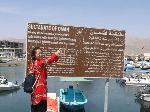 スタンプがもらえなかったので、入国の証拠にせめて看板とと思ったら目をつぶってしまい台無し