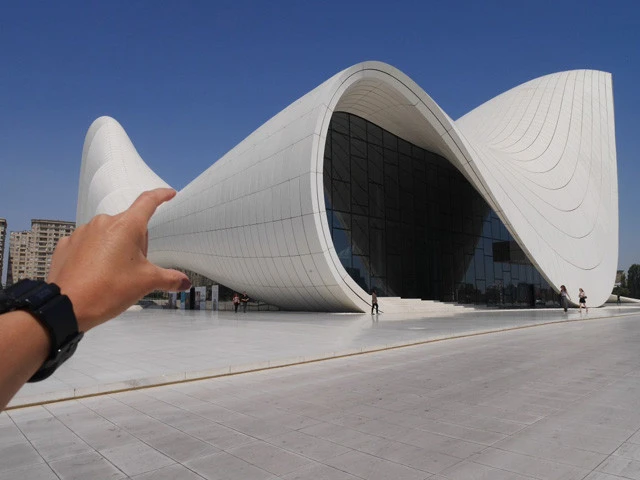 旅人マリーシャの世界一周紀行:第191回「世界ビックリ建築! グニャリと曲がった異次元空間の作者は、あの人だった!」