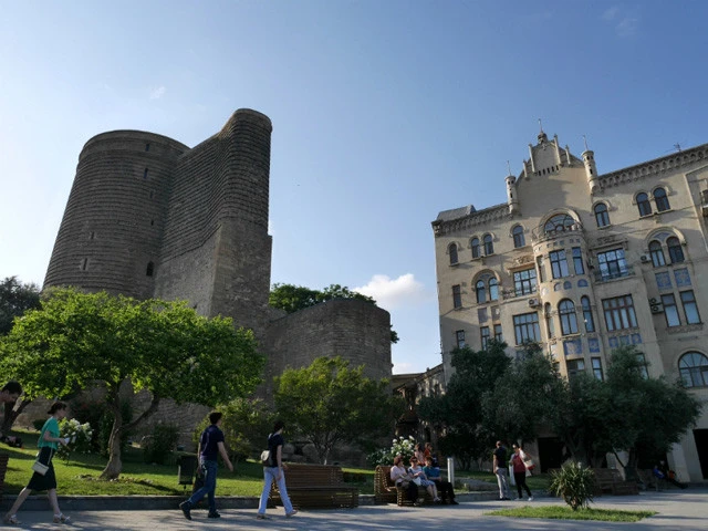 左の塔は世界遺産「乙女の望楼」