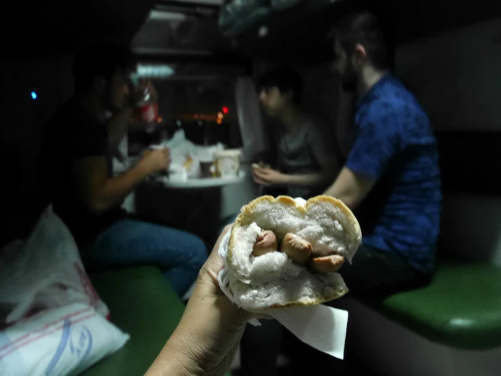 深夜の寝台列車でラマダン中のアゼルバイジャン人に夕飯を分けてもらう