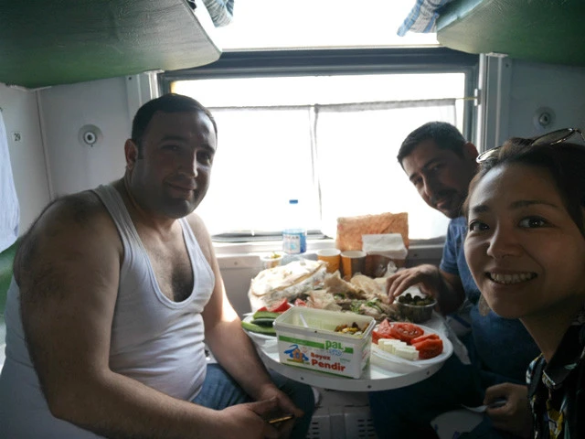 朝になったら今度はラマダンのないジョージア人が朝食を分けてくれた