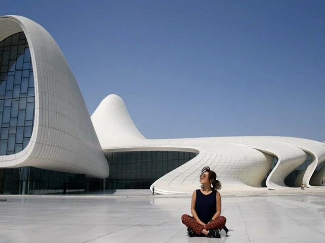 まるでSF空間を思わす曲線美の建築