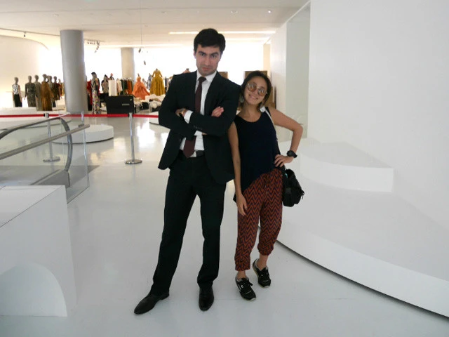 館内の監視員と記念撮影。アゼルバイジャン人は眉毛がしっかりめ