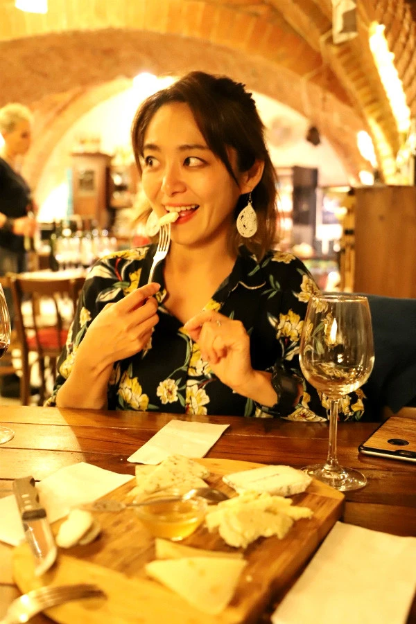 ワインにピッタリのチーズをいただく