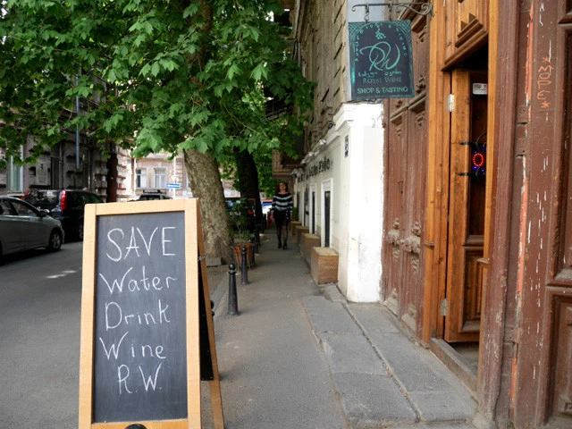 街中にはワイン屋だらけ。ウマイこと書いてある(笑)