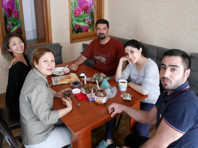 カミ(奥)やサラ(その隣)など宿のみんなと朝食。寝起きで超スッピンの私