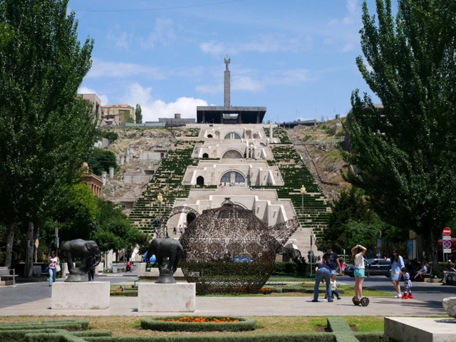 階段を登ると街が一望できる「カスケードコンプレックス」