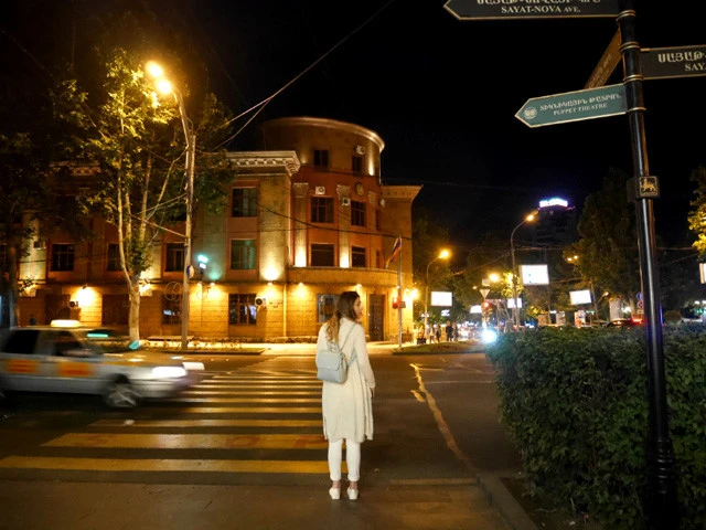 エレバンの夜道を歩く女性