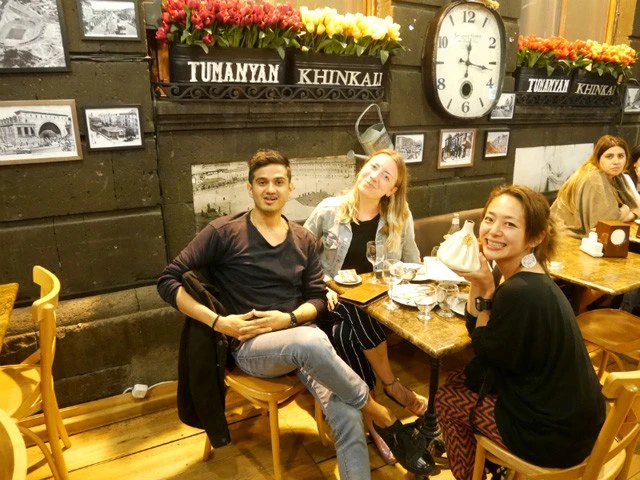 マヌとアガタ。偶然の出会いでディナーを一緒に