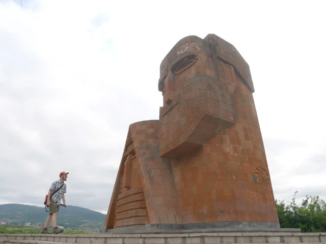 1967年に作られた記念碑は老いた男女の姿をしていて、ナゴルノ・カラバフの先祖を象徴している