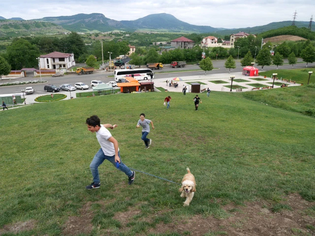 丘を元気にかけあがる子供たち