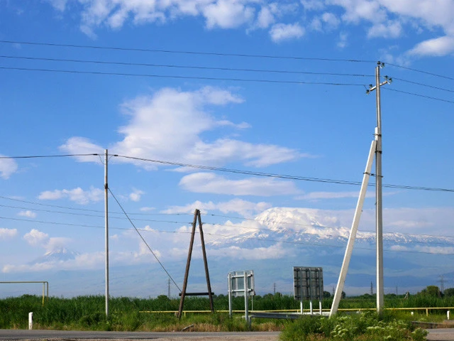 まるで空に浮いているような富士山みたいな山