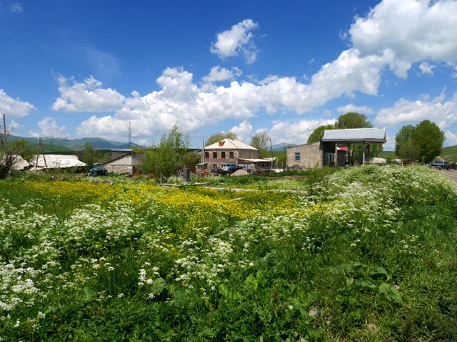 車窓の牧歌的な景色に癒される