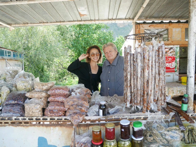 途中で立ち寄った商店でワインやナッツ菓子をもらう