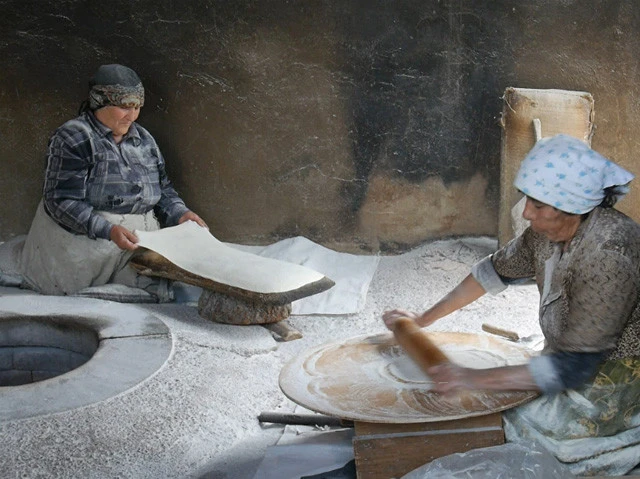 ラバシュ工房。絵になるおばちゃんたち