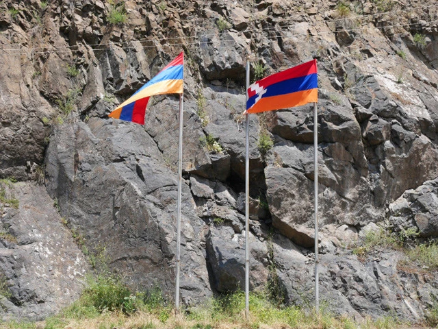 アルメニア国旗と同じ柄に白いギザギザが入っているのがナゴルノ・カラバフ国旗。白いギザギザはアルメニアから切り離された地域であることを示してるんだとか