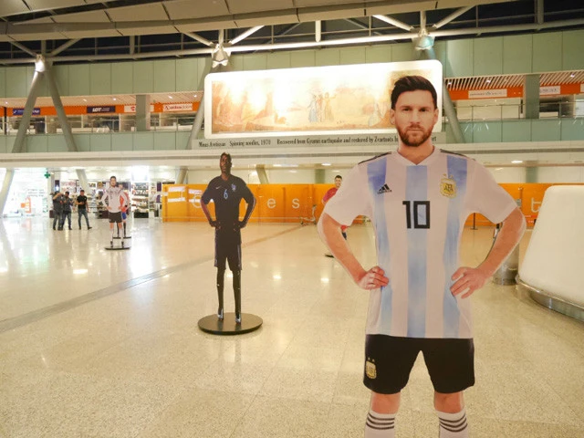 ガラガラの空港にメッシ。ほんとメッシは世界で人気