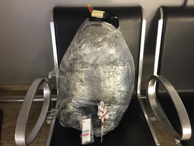 ビニールでグルグル巻きにされた、私の全荷物が入ったバックパック