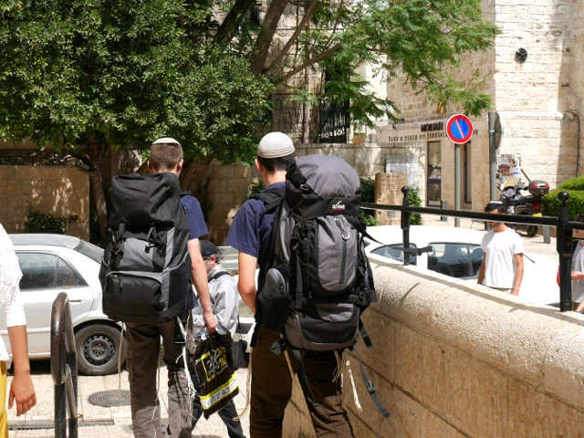 頭にキッパをつけたユダヤ教徒のバックパッカー