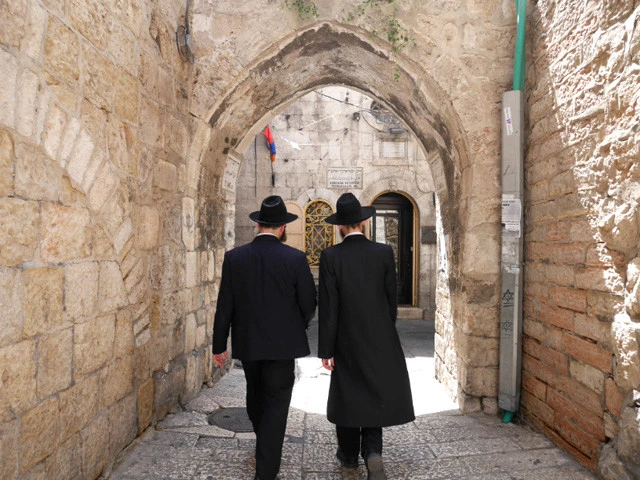 アルメニア地区を歩く超正統派のユダヤ教徒