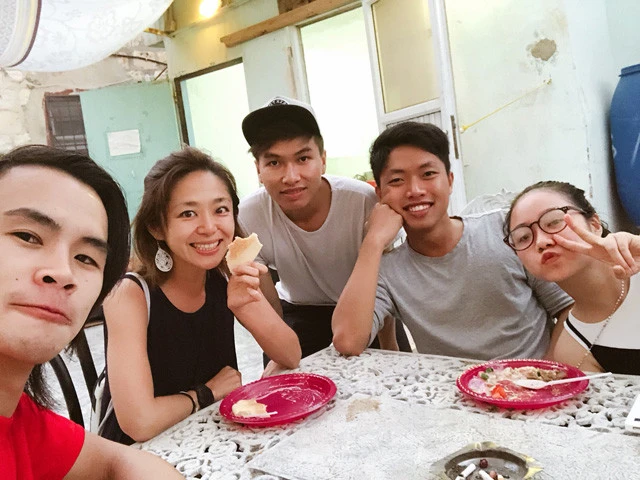 ベトナム人学生に囲まれ夕飯を食べる