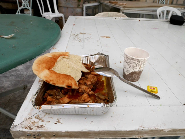 宿のオヤジがくれたチキンとパン