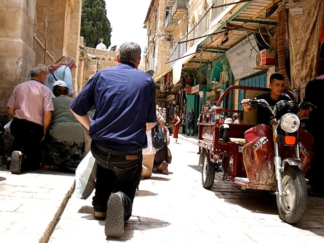 キリスト教エリアで突然人々が跪いてお祈りを始めた