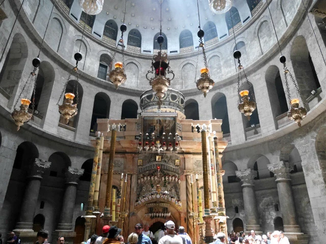 キリストの墓には長蛇の列ができていた