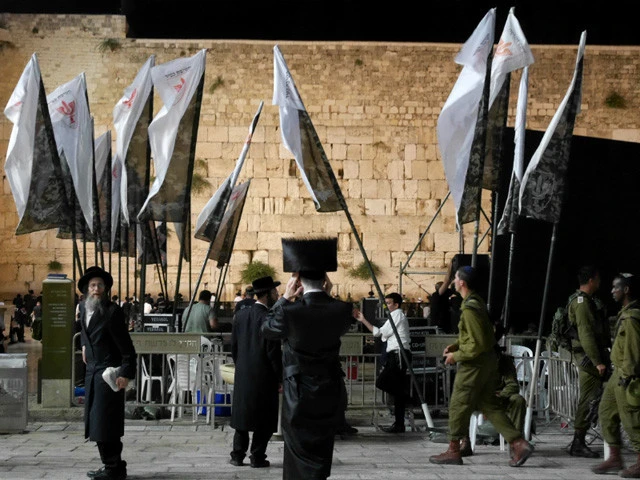 兵士の宣誓式の後の、「嘆きの壁」男性側を遠くから