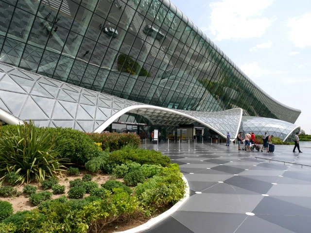 近代的なバクーのヘイダル・アリエフ国際空港