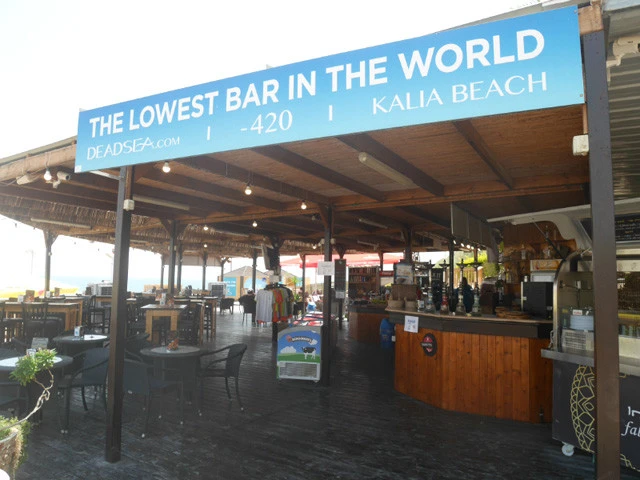 「世界で一番低いところにあるバー」と書かれている