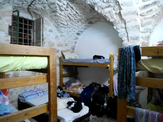 虫に刺されたので部屋を変えてもらう。私は奥のベッドの上の段