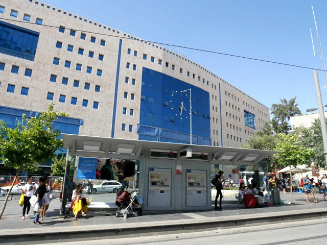 トラムでセントラルバスステーションへ。(別の時に撮影したので時計の時間は違います)