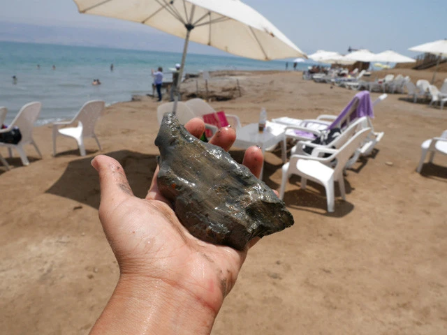 粘土のような死海の泥